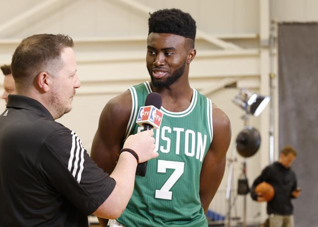 国足上海集训配备反无人机设备，武磊伤情反复但仍不想放弃